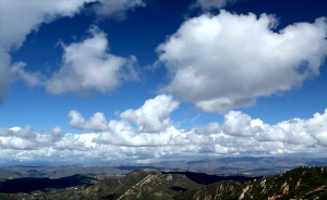 دانلود ویدئو کلیپ حرکت ابرهای زیبا برفراز کوههای بلند